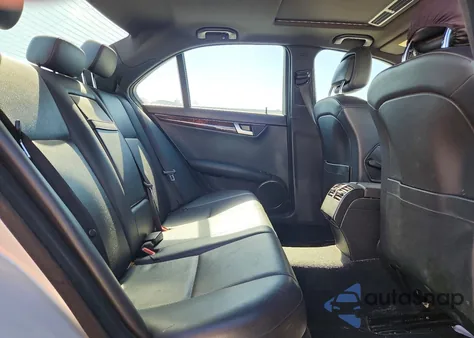 2012 Mercedes-Benz C 250 z USA, uszkodzony, nr VIN WDDGF4HB9CA619727